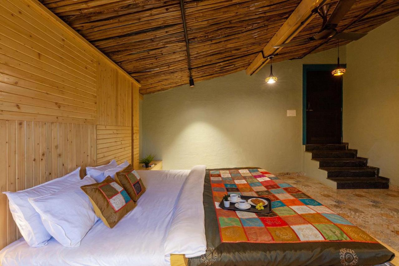 Stayvista'S Ficus Farms - Mountain-View Haven With Rustic Artsy Interiors, Outdoor Pool, Glasshouse, Home Theatre & Karaoke Delight Igatpuri Exteriér fotografie